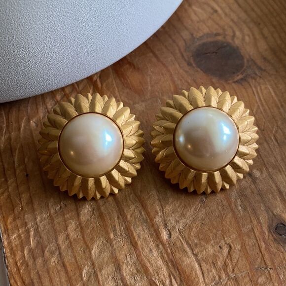 💛 Monet Pearl Sunflower Clip On Earrings - Picture 4 of 6